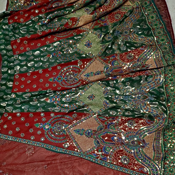 Red/green sari - Picture 1 of 3